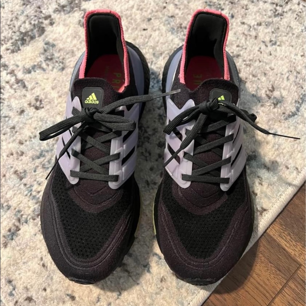Womens Adidas UltraBoost 21 shoes size 8